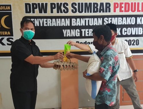 Satgas Penanggulangan COVID-19 PKS Sumbar bagikan puluhan paket sembako